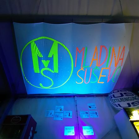 Bild enthält, Light, Lighting, Screen, Neon