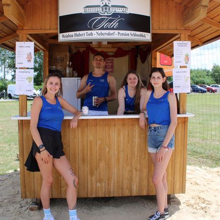Bild enthält, Shorts, Female, Girl, Person, Teen, Kiosk, People, Adult, Male, Man