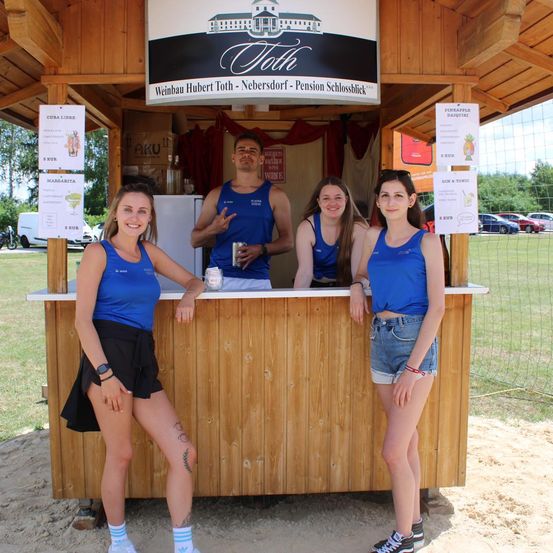 Bild enthält, Shorts, Female, Girl, Person, Teen, Kiosk, People, Adult, Male, Man