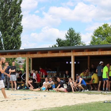 Bild enthält, Outdoors, Shelter, Shorts, Summer, People, Person, Grass, Adult, Male, Man