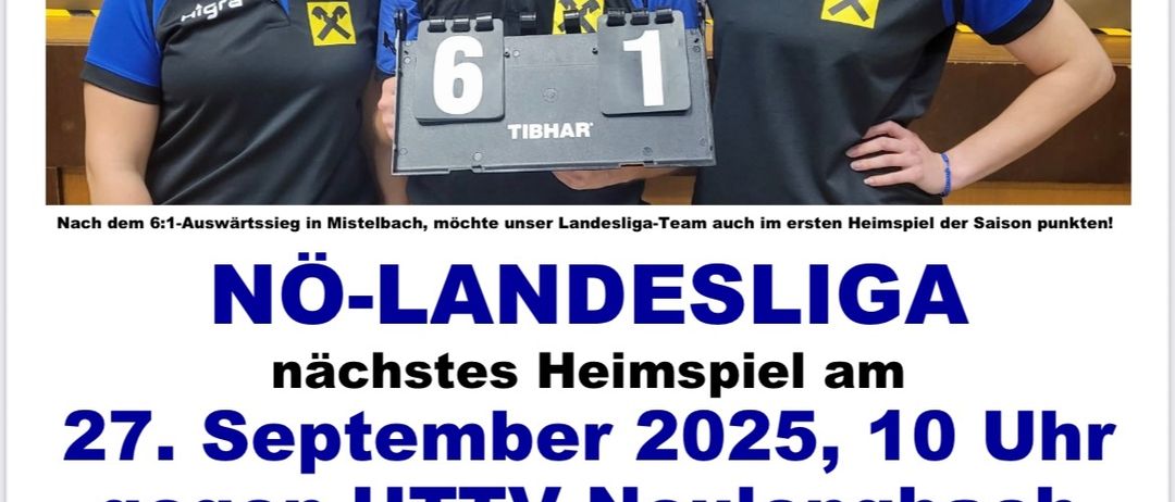 Drei Personen, zwei Frauen und ein Mann, stehen zusammen. Sie tragen alle blaue und schwarze Uniformen. Sie lächeln und posieren für ein Foto. Der Mann hält ein Nummernschild mit den Zahlen 6 und 1.
