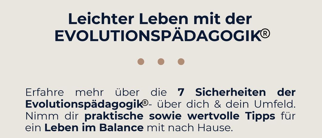 Ein Poster zeigt Simone Mayer und Andrea Metzker, die am Fluss sitzen und über die 7 Evolutionen der evolutionären Pädagogik sprechen. Der Titel des Posters lautet 'Erfahren Sie mehr über die 7 Sicherheiten der evolutionären Pädagogik.' Das Datum der Veranstaltung ist der 18. November 2025.