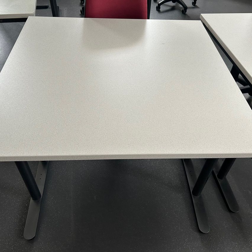 Bild enthält, Furniture, Table, Tabletop, Desk, Chair