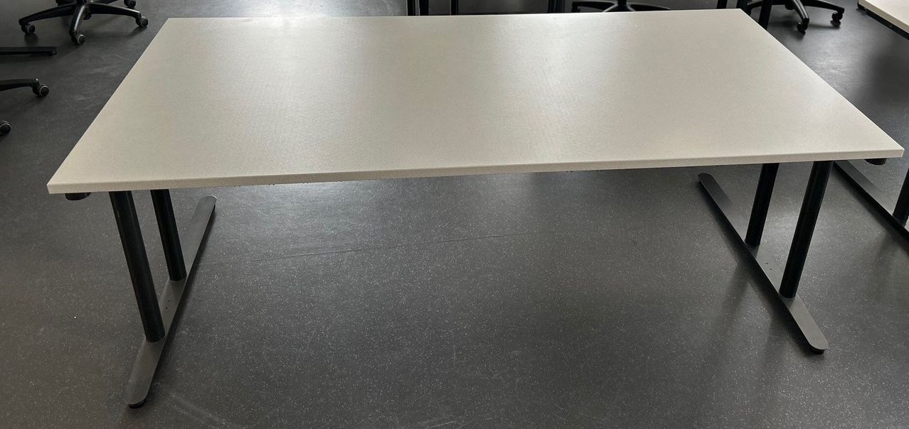 Bild enthält, Furniture, Table, Tabletop, Desk