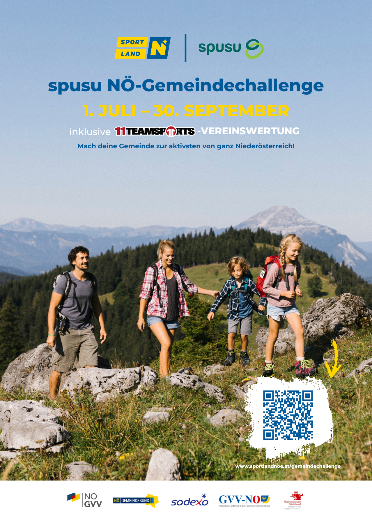 Werbeplakat für eine Gemeindechallenge mit einer Familie, die in den Bergen wandert. Der Text lautet 'spusu Nö-Gemeindechallenge 1. Juli - 30. September' und enthält einen QR-Code.
