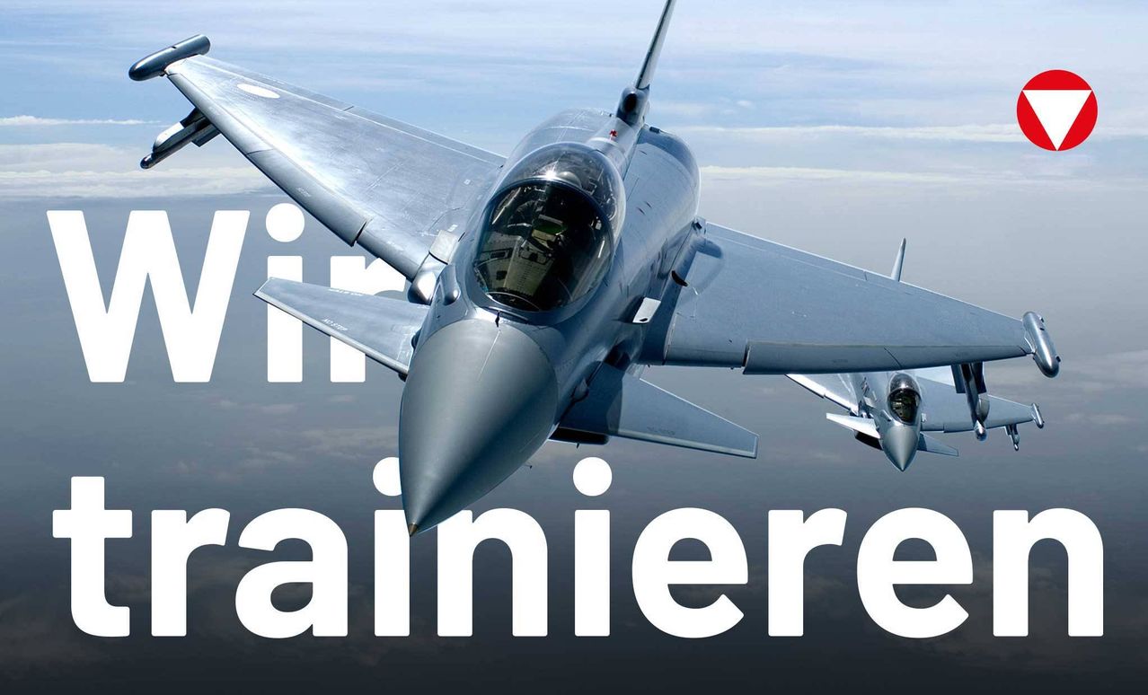 Ein Flugzeug, möglicherweise ein Kampfjet, fliegt am Himmel, gefolgt von einem anderen Jet. Der Text lautet 'airtrainer'.