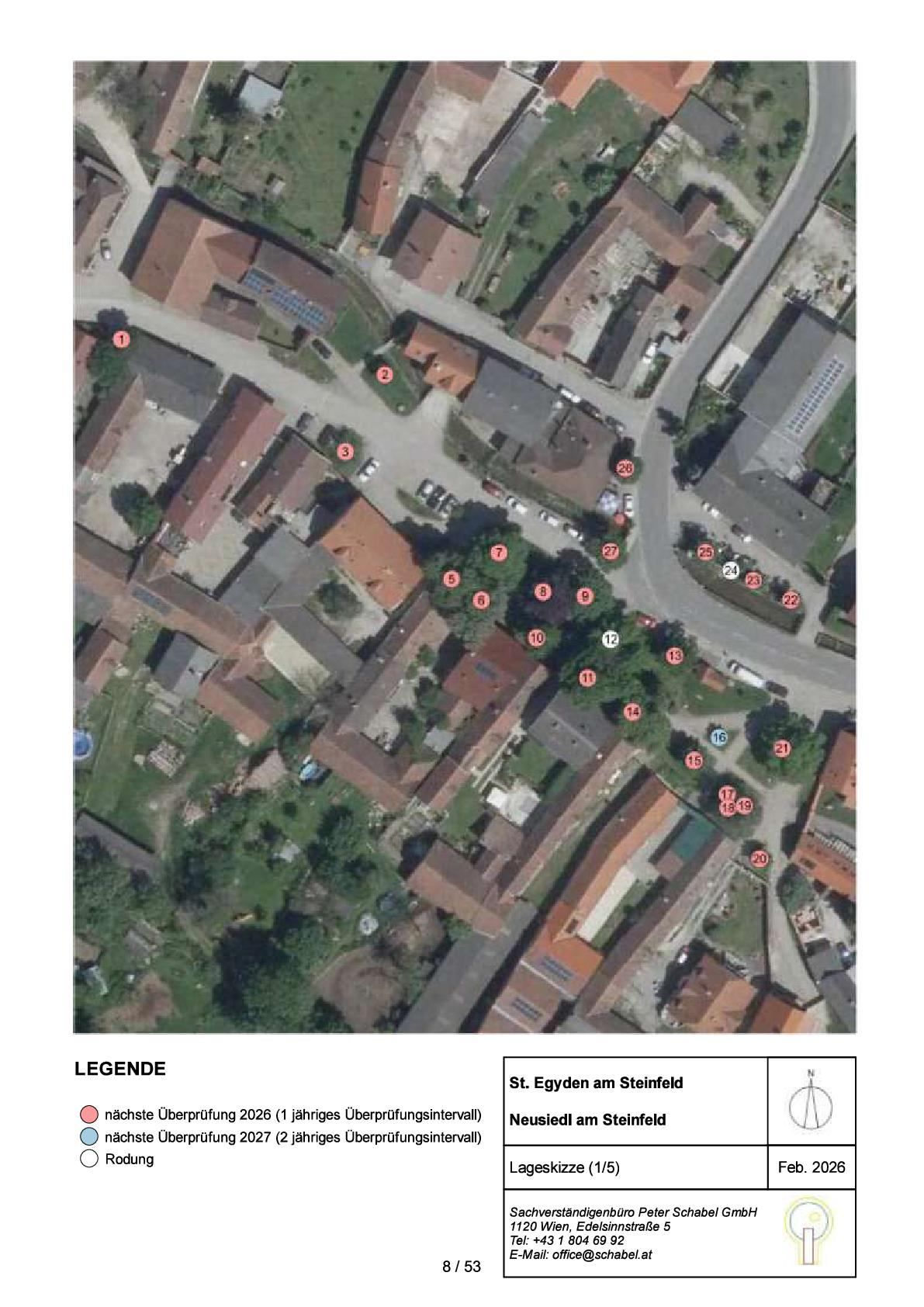 Eine Luftaufnahme von St. Egyden am Steinfeld zeigt verschiedene Wohngebäude und Strukturen, die von 1 bis 27 nummeriert sind. Das Bild enthält auch eine Legende mit Symbolen, die kürzliche Inspektionen anzeigen.