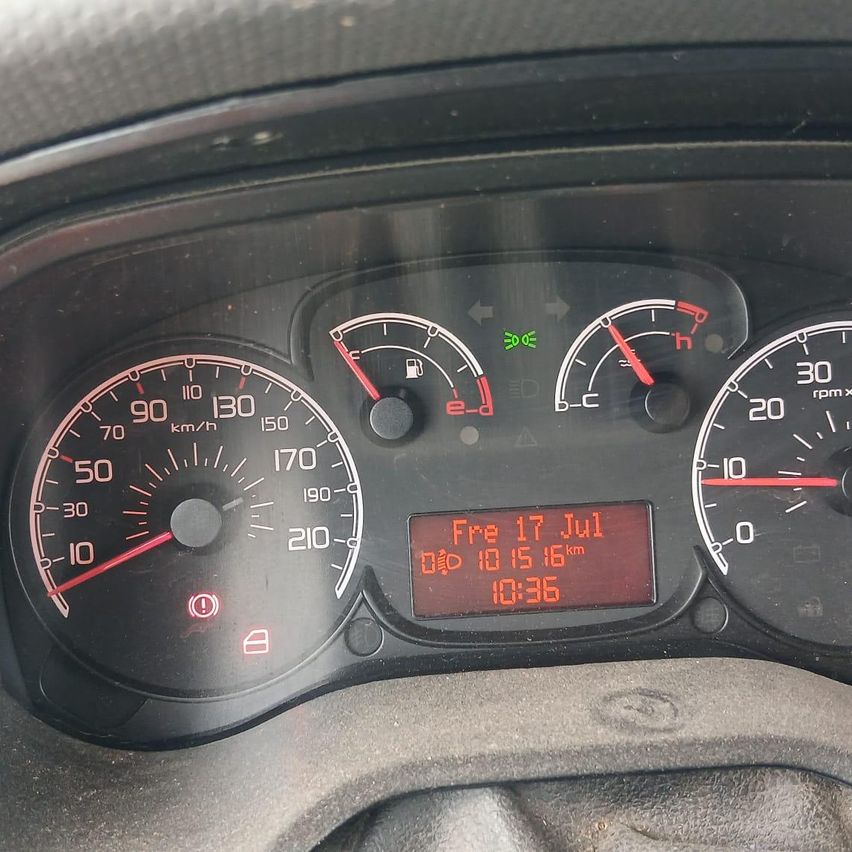 Auto-Armaturenbrett mit Tachometer, Drehzahlmesser und Kilometerzähler. Tachometer zeigt 10, Drehzahlmesser zeigt 150 und Kilometerzähler zeigt 17.000 km an. Datums- und Zeitanzeige zeigt Freitag, 17. Juli, 10:36 Uhr.
