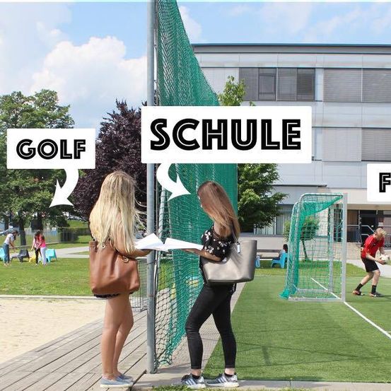 Bild enthält, Grass, Person, Shorts, Outdoors, Campus, People, Baseball Cap, Play Area, Shoe, Volleyball (Ball)