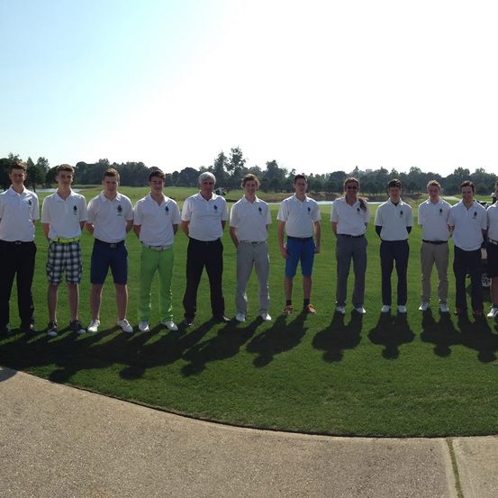 Bild enthält, Grass, People, Person, Outdoors, Park, Scenery, Lawn, Landscape, Graveyard, Flag
