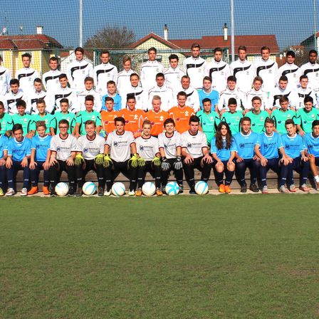 Bild enthält, People, Person, Team, Soccer Ball, Grass, Shoe, T-Shirt, Face