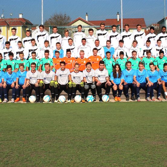 Bild enthält, People, Person, Team, Soccer Ball, Grass, Shoe, T-Shirt, Face