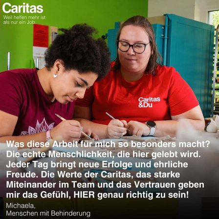 Zwei Frauen in roten T-Shirts mit 'Caritas & Du' sitzen am Tisch. Eine schreibt, die andere schaut zu. Die Frau links trägt eine Brille und eine Uhr. Der Text auf dem Bild fragt, warum diese Arbeit für sie so besonders ist.