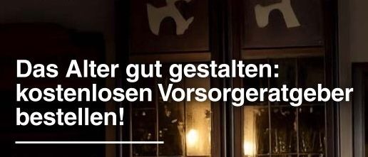 Ein Bild mit einer Frau, wahrscheinlich älter, lächelnd, sitzend mit einer Tasse. 'Caritas & Du Wir helfen' oben. QR-Code. 'Das Alter gut gestalten: kostenlosen Vorsorgeratgeber bestellen!'. Informationen zu Entscheidungen in der Altenpflege. Ein Broschüren-Link.