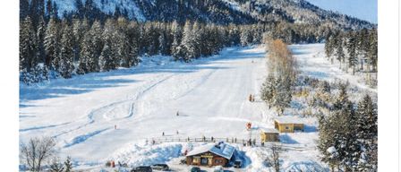Plakat für eine Veranstaltung in Mühldorf, geplant für den 1. Februar 2026. Zeigt eine verschneite Landschaft mit Skifahrern, Chalets und einem Berg. Kontaktdaten für Skiverleih und Führer sowie Veranstaltungsdetails.