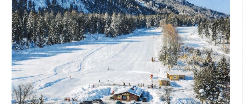 Plakat für eine Veranstaltung in Mühldorf, geplant für den 1. Februar 2026. Zeigt eine verschneite Landschaft mit Skifahrern, Chalets und einem Berg. Kontaktdaten für Skiverleih und Führer sowie Veranstaltungsdetails.