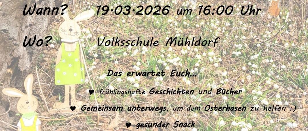 Zwei Mädchen stehen in einer Waldlichtung, eines liest ein Buch. Ein Veranstaltungsposter für eine Lesung am 19. März 2026 um 16 Uhr an der Mühldorf-Schule. Osterhasenfiguren und Blumen sind verstreut.
