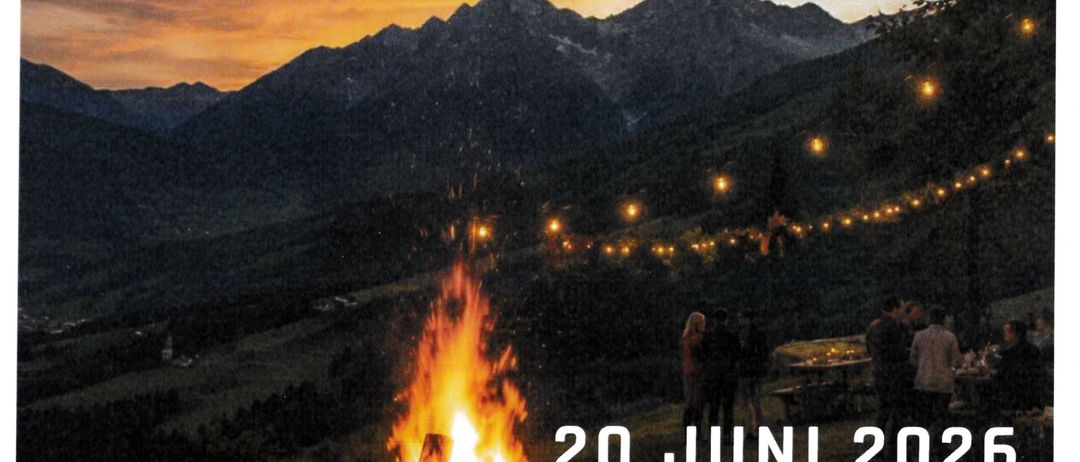 Ein Lagerfeuer brennt im Tennisclub Muhldorf am 20. Juni 2026. Die Veranstaltung beginnt um 18:00 Uhr, mit Bergen und einem Sonnenuntergang im Hintergrund.
