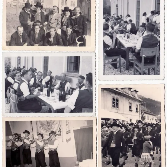 Vier Schwarz-Weiß-Fotos zeigen verschiedene Szenen. Eins zeigt eine Gruppe von Männern in Hüten und Anzügen. Ein anderes zeigt Menschen, die an einem Tisch essen. Ein drittes zeigt Menschen, die Instrumente spielen. Das letzte zeigt eine Musikkapelle.