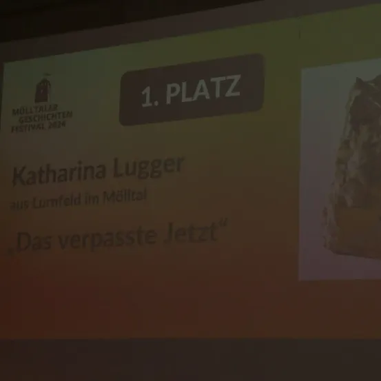 Ein Präsentationsfolie mit '1. PLATZ' oben. Darunter steht der Name 'Katharina Lugger' und 'Das verpasste Jetzt'. Ein Logo lautet 'Mölltaler Geschichten Festival 2024'. Ein Bild eines Kuchens ist rechts.