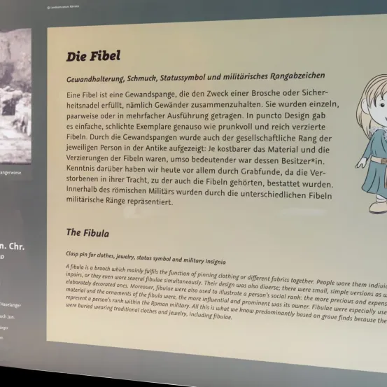 Eine Fibel ist eine Gewandspange, die den Zweck einer Brosche oder Sicherheitsnadel erfüllt, nämlich Gewänder zusammenzuhalten. Sie wurden einzeln, paarweise oder in mehrfacher Ausführung getragen. In punto Design gab es einfache, schlichte Exemplare genauso wie prunkvoll und reich verzierte Fibeln.