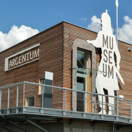 Das Argentum-Museum hat ein hölzerne Fassade mit einem Balkon und einer großen Aussparung eines römischen Soldaten an der Wand.