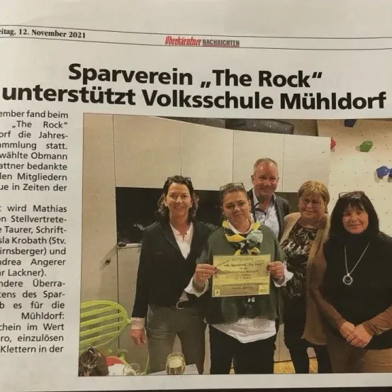 Die Zeitung Oberndorf Nachrichten berichtet über die Unterstützung von Sparverein für Volksschule Mühldorf. Ein Foto zeigt eine Gruppe von Menschen, von denen einer ein Zertifikat hält. Der Artikel ist vom 12. November 2021.