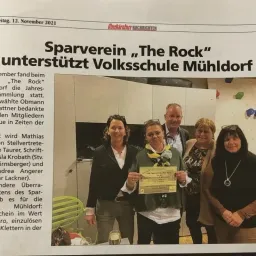 Die Zeitung Oberndorf Nachrichten berichtet über die Unterstützung von Sparverein für Volksschule Mühldorf. Ein Foto zeigt eine Gruppe von Menschen, von denen einer ein Zertifikat hält. Der Artikel ist vom 12. November 2021.