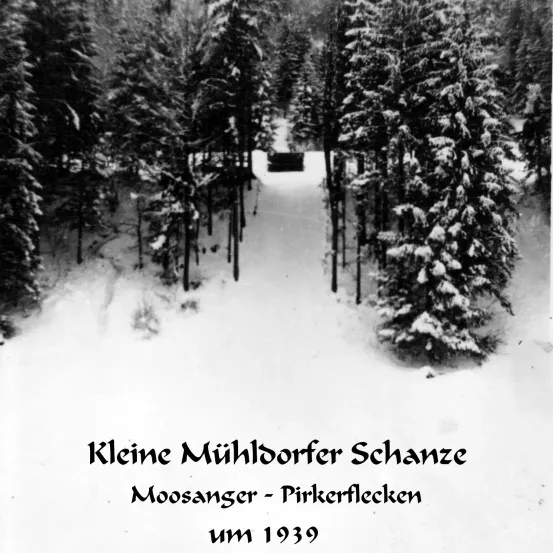 Schwarz-Weiß-Bild eines verschneiten Pfades in einem Wald mit der Aufschrift 'Kleine Mühldorfer Schanze Moosanger - Pirkerflecken um 1939'.