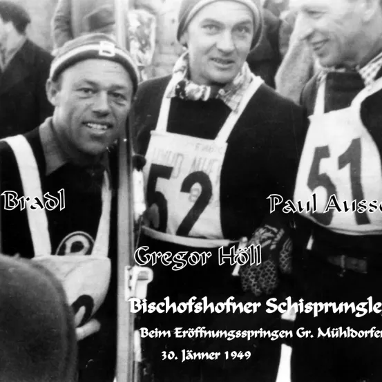 Schwarz-Weiß-Foto von drei Skifahrern namens Brad, Gregor und Paul. Sie lächeln und tragen Mützen, mit den Nummern 52 und 51 auf ihren Vorderseiten. Aufgenommen am 30. Januar 1949.