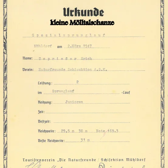 Ein Zertifikat mit dem Titel 'Urkunde kleine Mölltalschanze'. Es ist für einen speziellen Sprungwettbewerb, der am 2. März 1947 in Mühldorf stattfand. Der Empfänger ist Toprieser Erich, der der Naturfreunde Schiektion A.S.K. angehört. Der Sprung ist der 2. im Wettbewerb. Die Sprunglänge beträgt 29,5 bis 30 Meter, und die Falllänge beträgt 31 Meter. Unterzeichnet von Touriftenverein Die Naturfreunde/Schifektion Mühldorf.