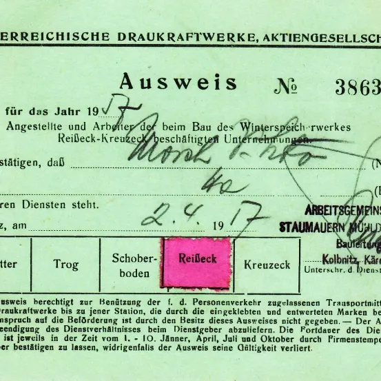 Das Dokument ist eine Mitarbeiterliste für das Jahr 1917, die Angestellte und Arbeiter des Winterspeicherwerkes Reibeck-Kreuzeck aufführt. Es enthält Namen, Positionen und Daten, mit einem rosa Stempel, der Reibeck beschriftet ist. Das Dokument ist für die Nutzung durch die Eisenbahngesellschaft autorisiert und muss durch Firmenstempel validiert werden.