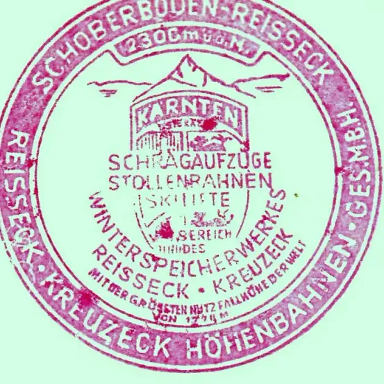 Ein kreisförmiger Stempel aus der Region Hohentauern, Österreich, enthält Angaben zum Standort, zur Höhe und zur Verkehrsinfrastruktur, wie die steile Bahn.