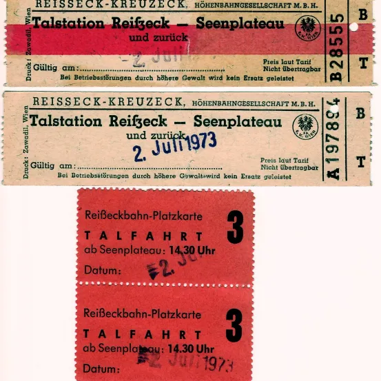 Ein Satz alter Zugtickets und Bahnsteigkarten von Reisseck-Kreuzeck Hohenbahngesellschaft M.B.H. Die Tickets sind am 2. Juli 1973 gültig. Die Bahnsteigkarten sind für Talfahrt und die Abfahrtszeit ist 14:30. Die Ticketnummer lautet B2855.