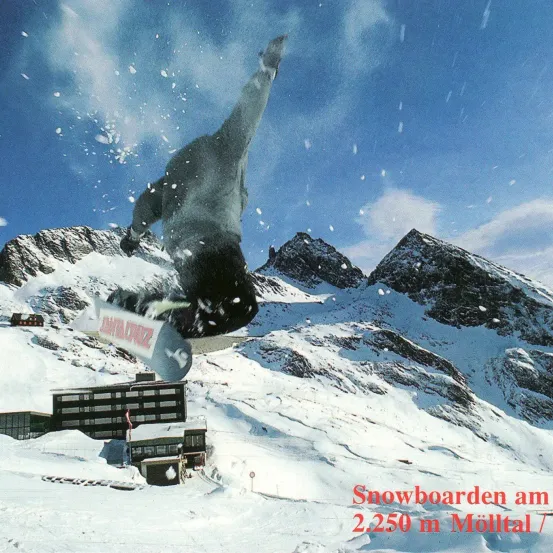 Snowboarder in der Luft mit einem Snowboard, umgeben von verschneiten Bergen, mit einem Gebäude darunter. Am unteren Rand steht der Text 'Snowboarden am 2.250 m Mölltal.'