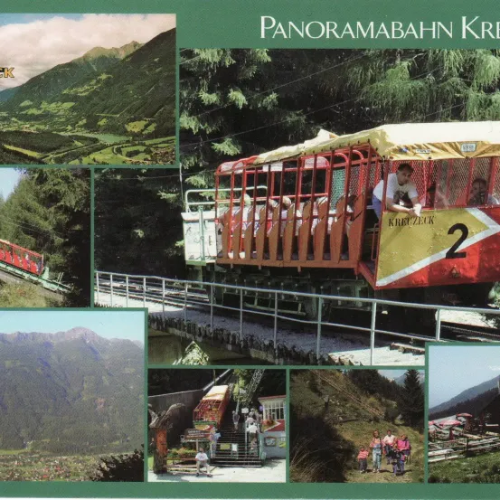 Das Bild zeigt die Panoramabahn Kreck mit verschiedenen Szenen eines roten Zuges, Passagieren und malerischen Berglandschaften.