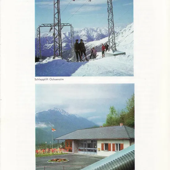 Eine Bergseilbahn mit einer Gruppe von Menschen auf einem verschneiten Berg. Unten ein Chalet mit einer Flagge und einem Garten mit Blumen.