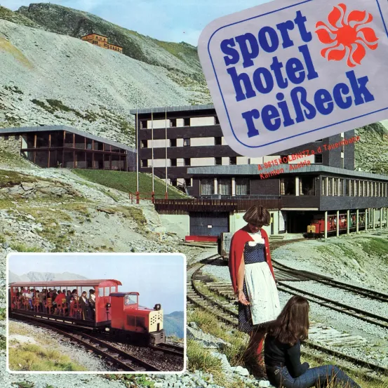 Ein Plakat für das Sport Hotel ReiBeck, das eine Frau und ein Kind neben einer kleinen Zug zeigt. Eingefügtes Foto zeigt den voll besetzten Zug.