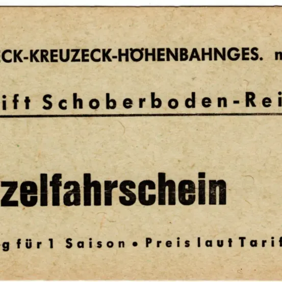 Ein altmodisches Ticket für die Schoberboden-Reise auf der Kreuzeck-Hohenbahnges. Das Ticket ist für eine Saison gültig. Preisinformationen sind gemäß dem Tarif verfügbar.