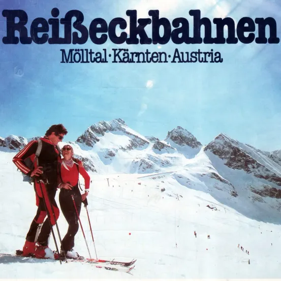 Ein Werbebild für das Resort in Moeltal, Karnten, Österreich. Ein Mann und eine Frau stehen auf Skiern und posieren für die Kamera auf einem verschneiten Berg.