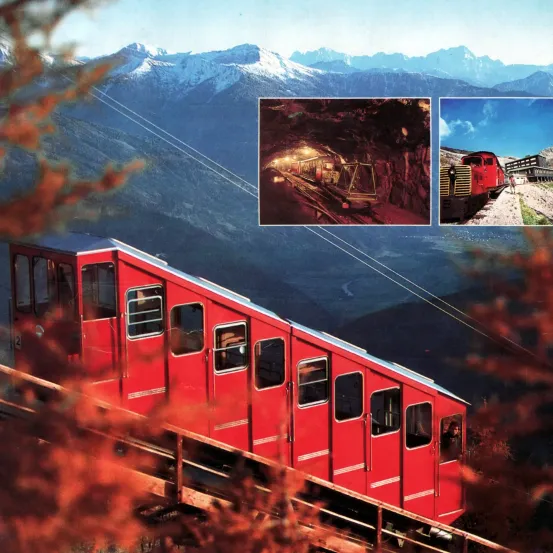 Ein roter Zug fährt auf einer Strecke umgeben von Bergen. Zwei Einfügungen zeigen den Zug in einem Tunnel und auf einer Strecke.