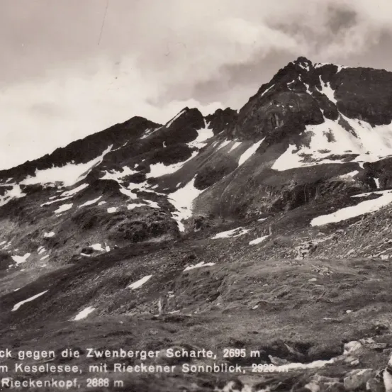 Ein Schwarz-Weiß-Foto zeigt eine bergige Landschaft mit Schnee, mit Gipfeln, Hängen und Tälern. Die Höhen sind auf dem Bild markiert.