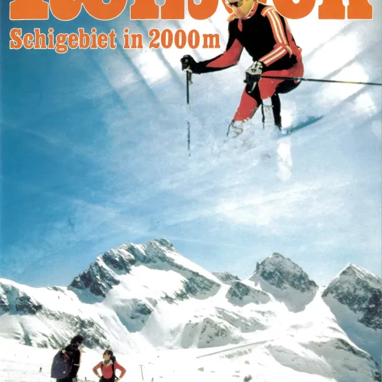 Poster mit Skifahrer in der Luft, zeigt eine Bergkette im Hintergrund. Der Text lautet 'Skigebiet in 2000m'. Unten stehen zwei Personen auf einem verschneiten Berg.