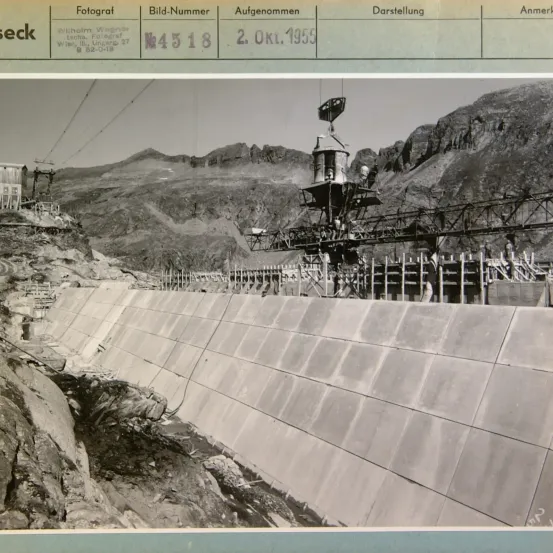 Schwarz-Weiß-Foto einer Staumauer im Bau. Es zeigt eine Fotoidentifikationsnummer und ein Datum vom 2. Oktober 1953.