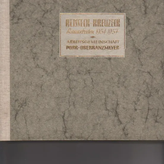 Das Bild zeigt einen beigefarbenen Buchdeckel mit goldenem Text, der 'REISSER-KREUZEK Bauarbeiten 1954 1957 ARBEITSGEMEINSCHAFT PORR-OBERRANZMEVER' lautet. Der Hintergrund scheint aus einem strukturierten Material zu bestehen.