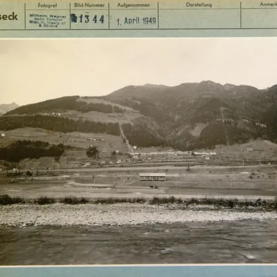 Schwarz-Weiß-Foto mit Bildunterschrift: "Wilhelm Wagner, Foto, Ungar. 27, 1344, 1. April 1949. Szene zeigt Berge und einen Fluss."