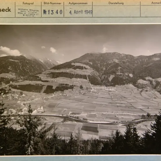 Ein Foto mit der Bezeichnung 'seck' und der Bildnummer 1340, aufgenommen am 4. April 1949. Es zeigt eine Berglandschaft mit einem Tal und einem kleinen Dorf.