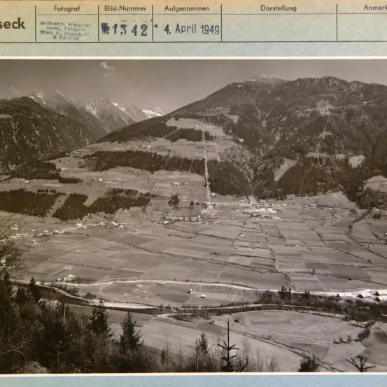 Ein Foto mit dem Titel 'Wilhelm Wagners Foto'. Die Bildnummer ist 1342. Es wurde am 4. April 1949 aufgenommen. Es zeigt eine Berglandschaft mit einem Tal und einer Straße.