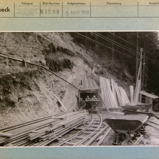 Ein Schwarz-Weiß-Bild einer Baustelle mit Tunneleingang, Arbeitern und Bahngleisen am 5. April 1949.