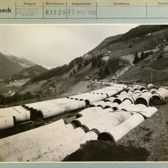 Das Foto wurde am 23. März 1950 aufgenommen. Es zeigt eine Reihe großer Rohre in einer Gebirgsregion.